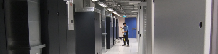 Data centre above-floor cleaning