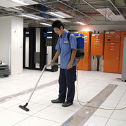 Data centre above-floor cleaning with vacuum